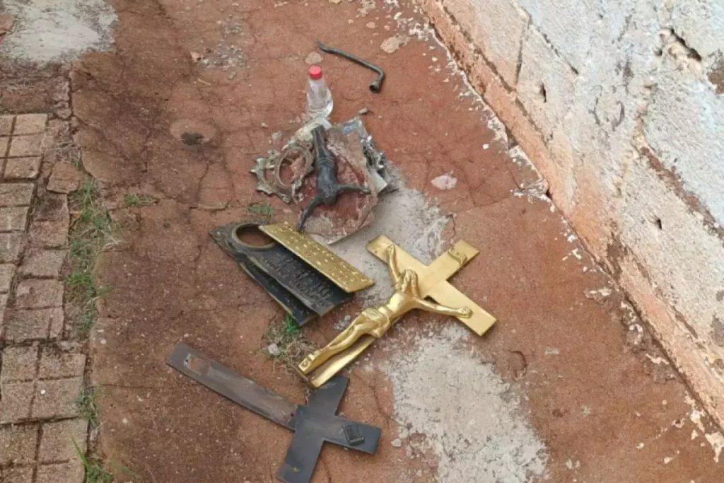 Criminosos entraram por galeria