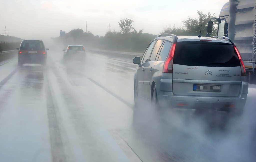 Pista molhada: saiba como evitar acidentes e garantir uma viagem tranquila Pista molhada: saiba como evitar acidentes e garantir uma viagem tranquila