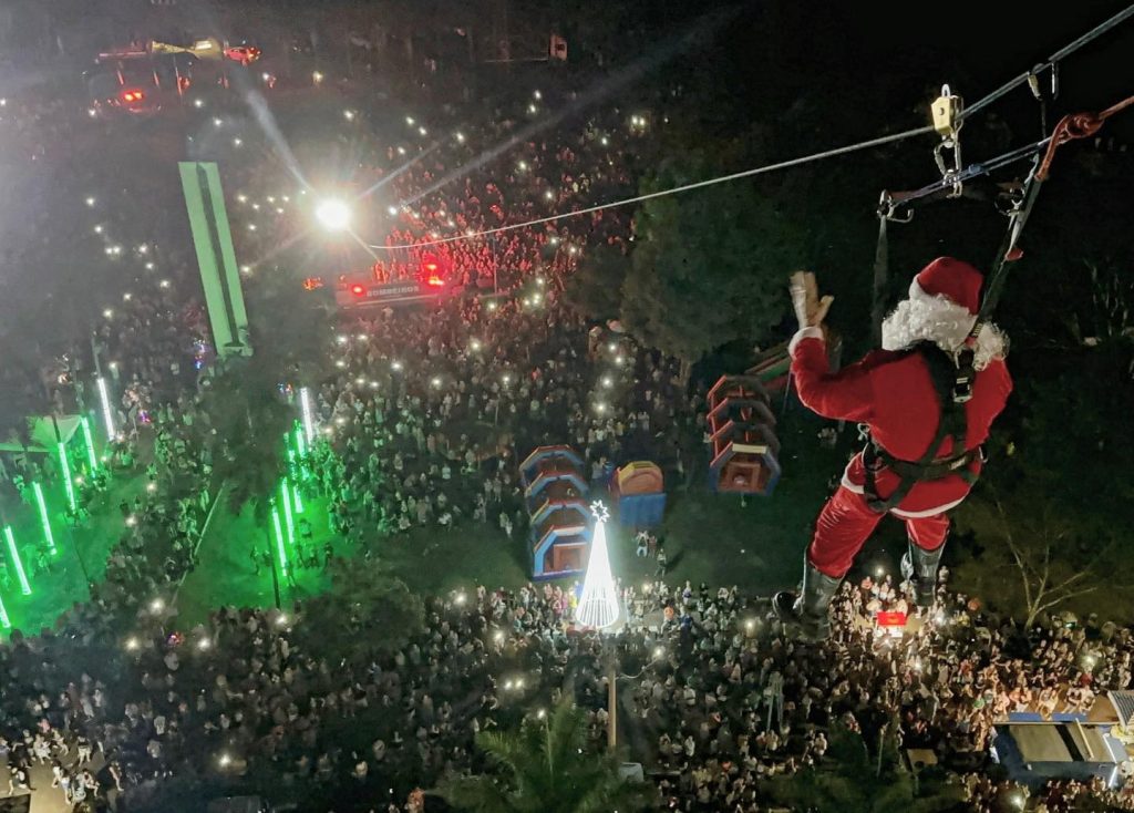 Papai Noel desce de Tirolesa em Jaú
