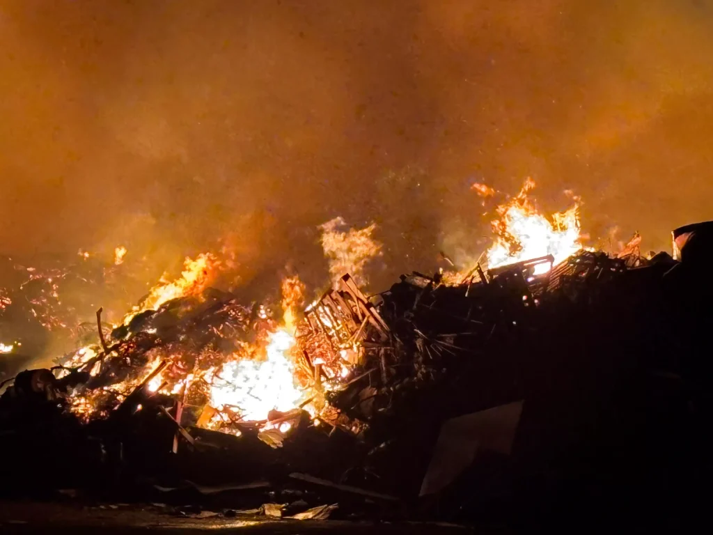 Jaú ainda sofre com fumaça após incêndio em área da prefeitura de Jaú