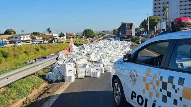 Carreta tomba em alça de acesso próximo a Jaú e interdita trânsito
