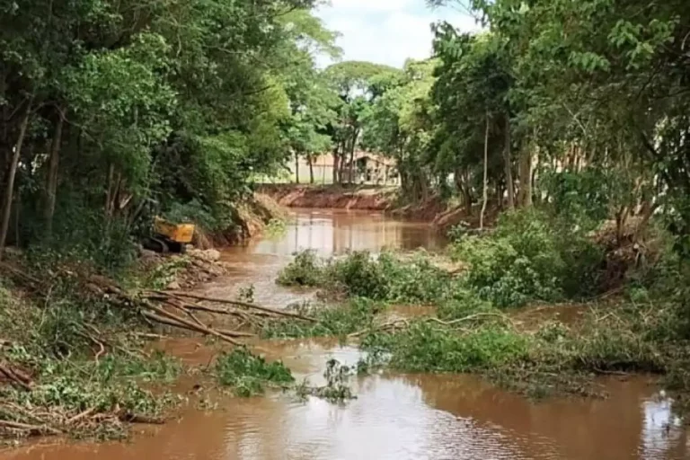 Justiça aceita denúncia contra secretários de Jaú por crime ambiental Danos ambientais constatados por fiscalização no leito do rio Jaú