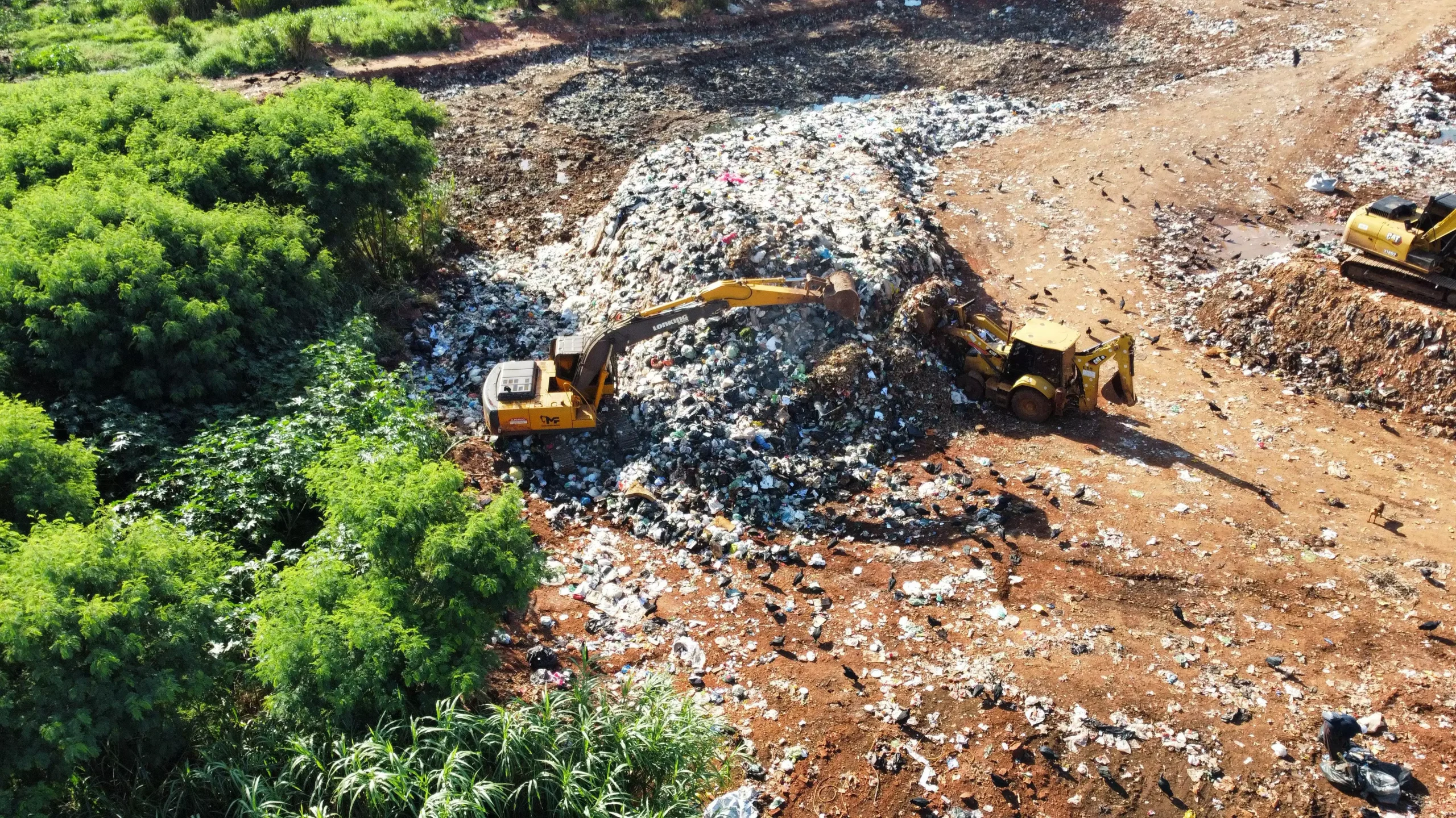 Área às margens da Jaú-Brotas reúne grande volume de lixo (Foto: Luizinho Andretto)