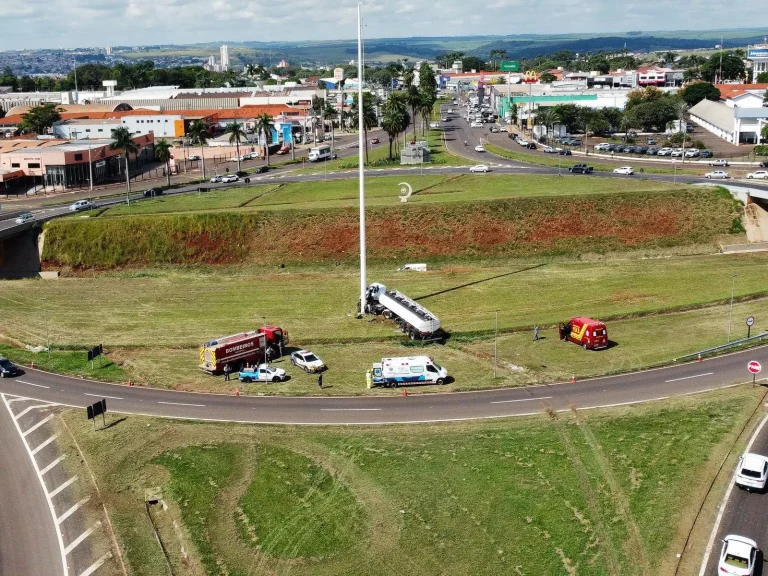 livramento na rodovia jau barra bonita carreta escapa de queda em barranco 2