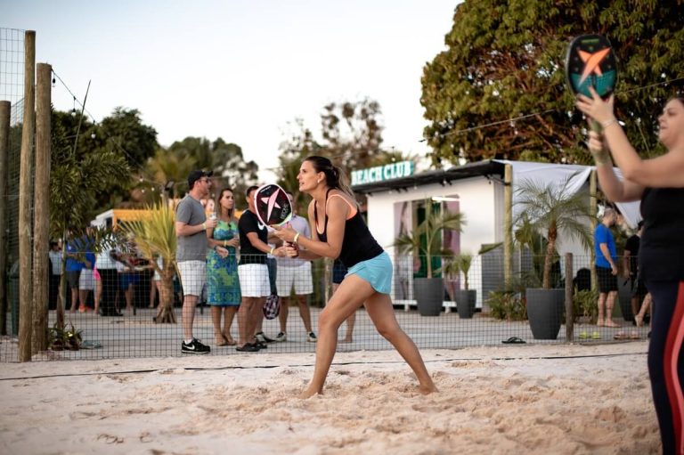 Areia, sol e raquete Brotas ganha complexo de beach tennis com 12 quadras