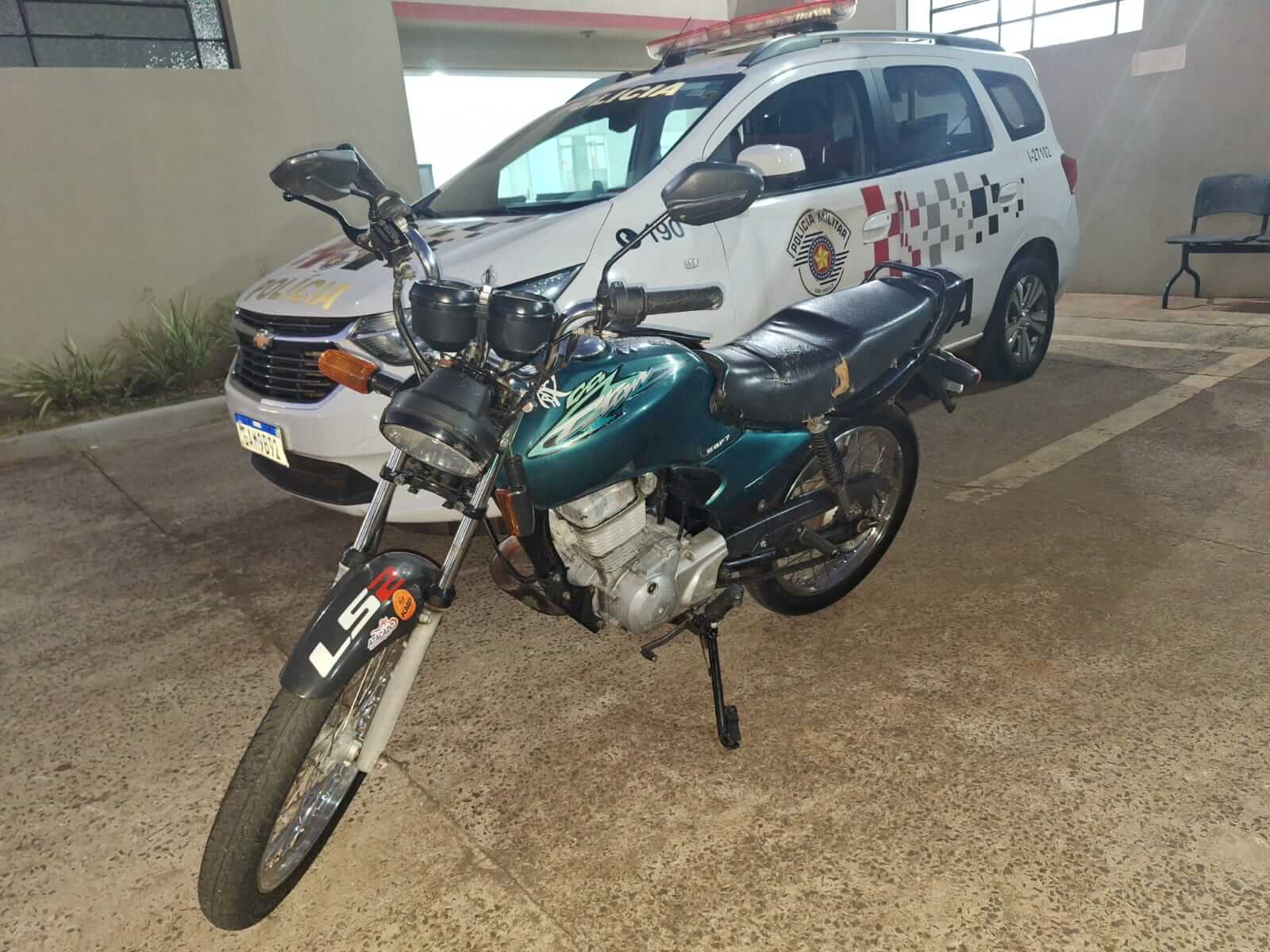 policia militar prende suspeito e recupera motocicleta furtada em jau 2